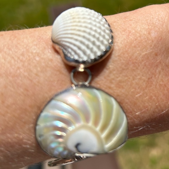 NWOT Stunningly Beautiful Shell Bracelet - Picture 4 of 5